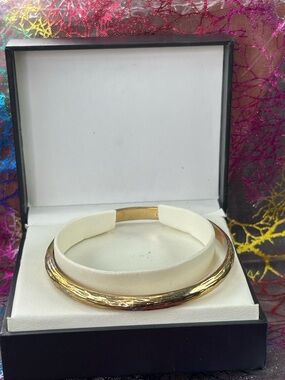 1 bracelet
